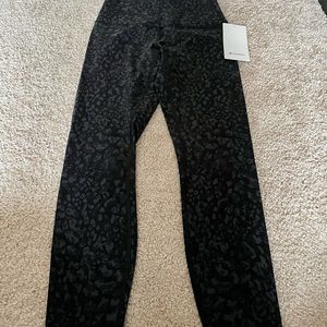 Lululemon Wunder Under 25” leggings. Size 8.